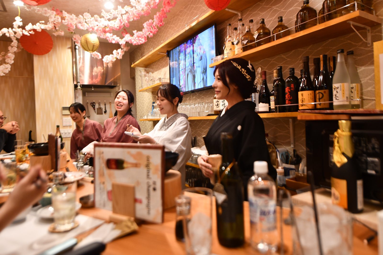 灯華 店内 和服スタッフとカウンター