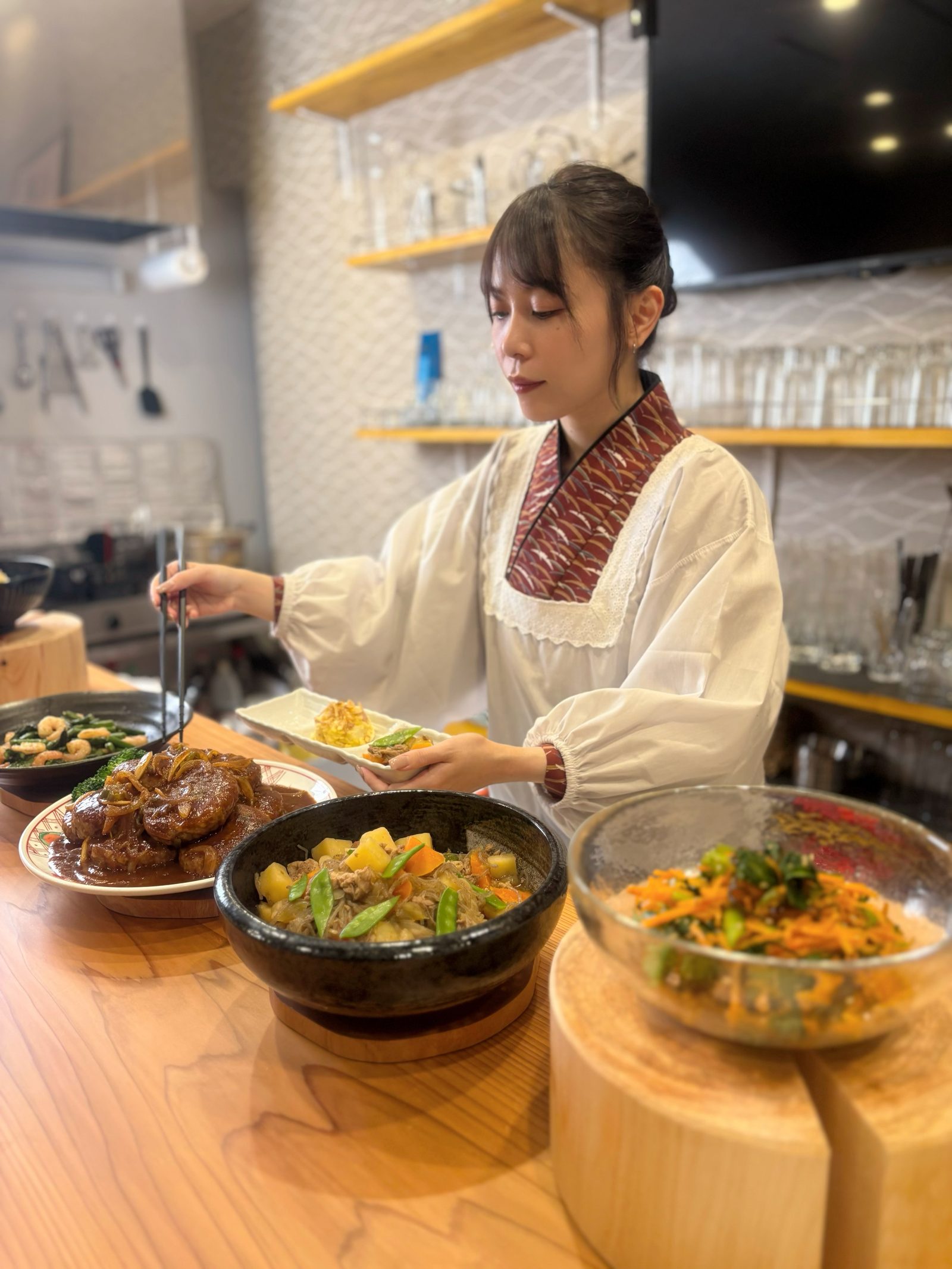 灯華 和服スタッフによるおばんざいの提供